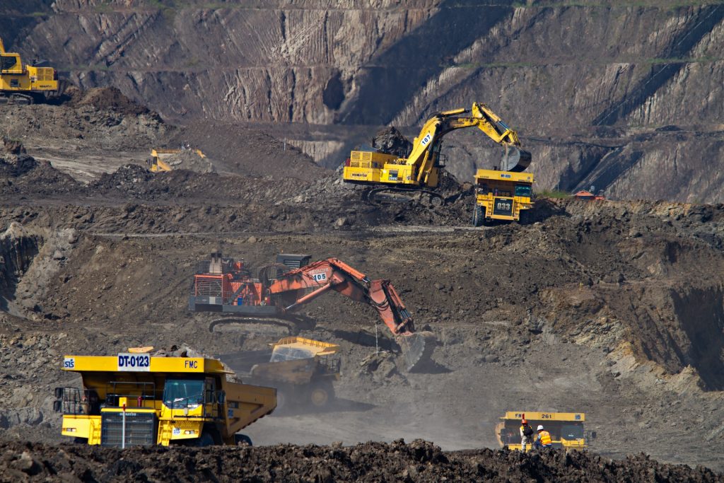 mine de charbon avec des tractopelles